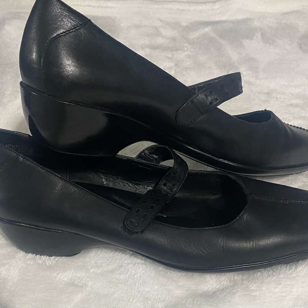 Rockport black leather pump Size 9.